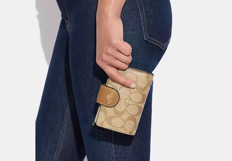 BILLETERA MEDIANA COACH SIGNATURE CANVAS