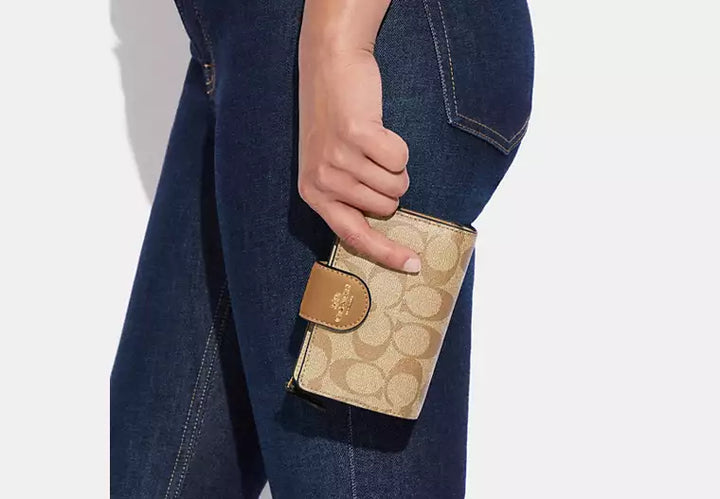 BILLETERA MEDIANA COACH SIGNATURE CANVAS