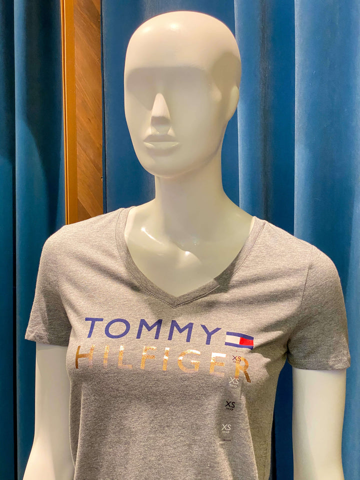 CAMISETA CUELLO V CON LOGO DORADO