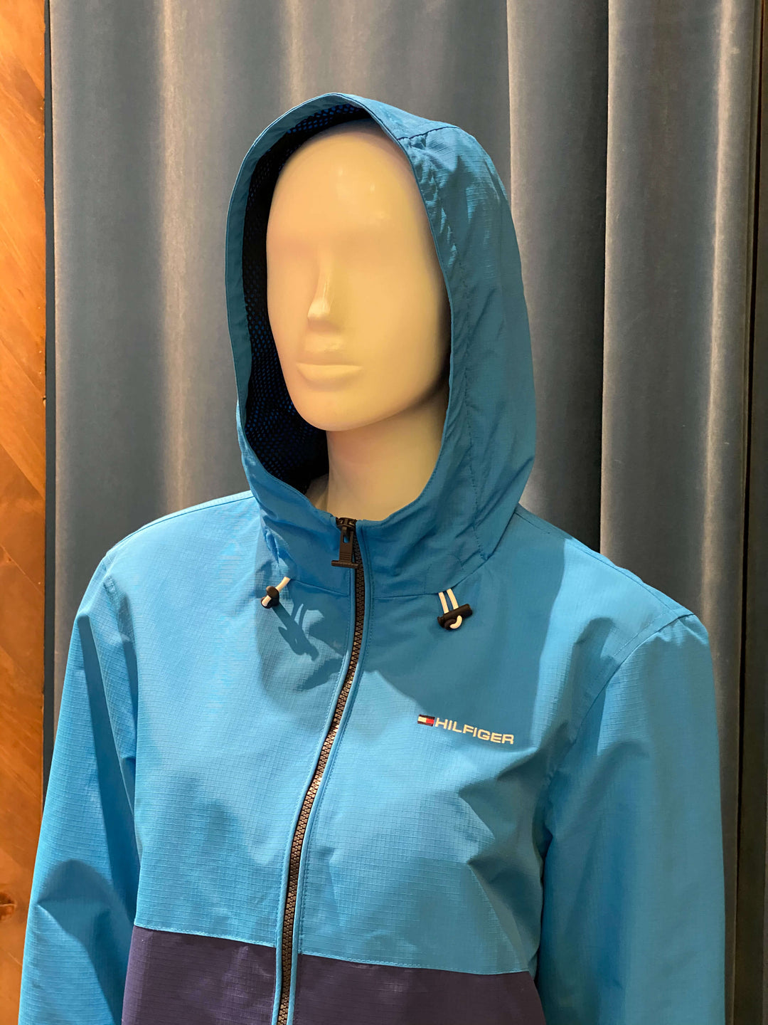 CHAQUETA AZUL CON CAPUCHA