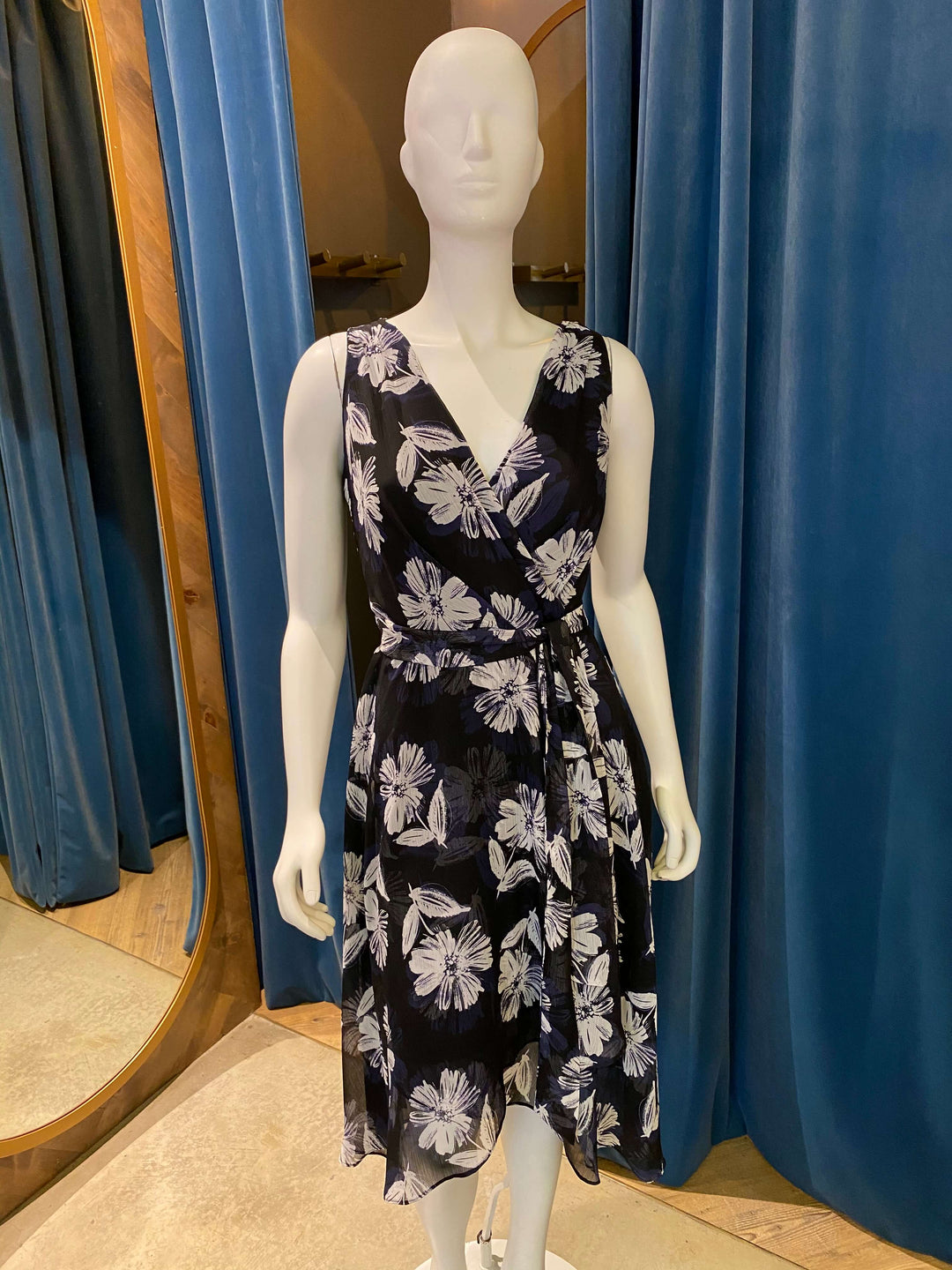 VESTIDO NEGRO CON FLORES