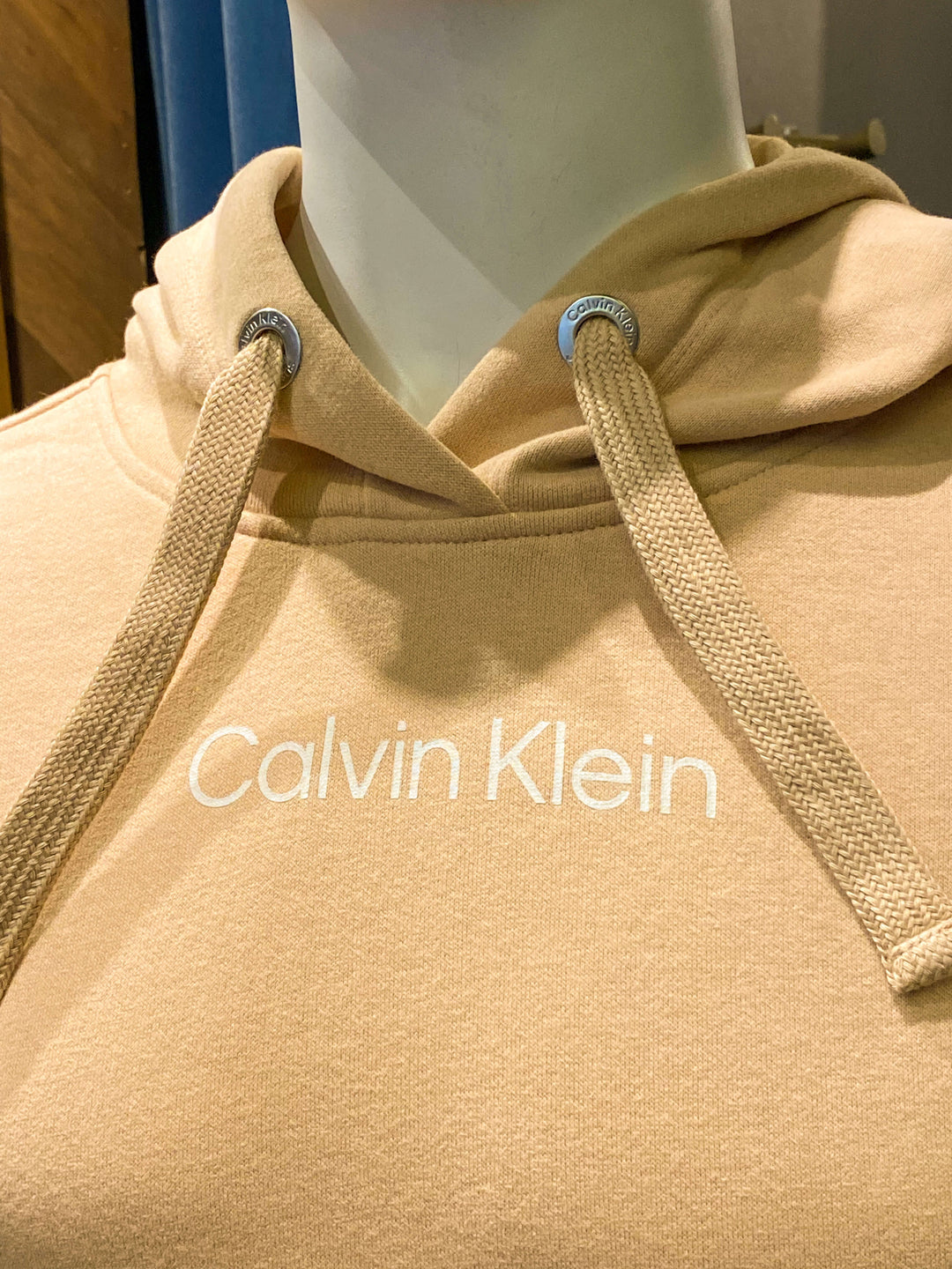 BUZO CON CHOMPA OVERSIZED LOGO CALVIN KLEIN