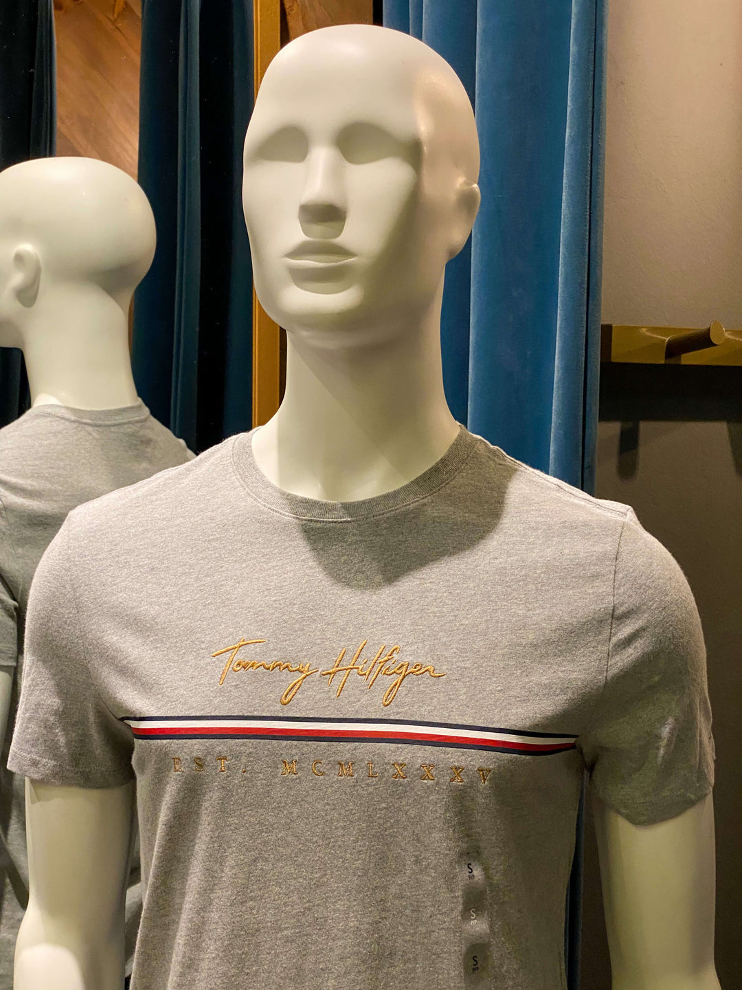 CAMISETA TOMMY ESSENTIALS BORDADO DORADO