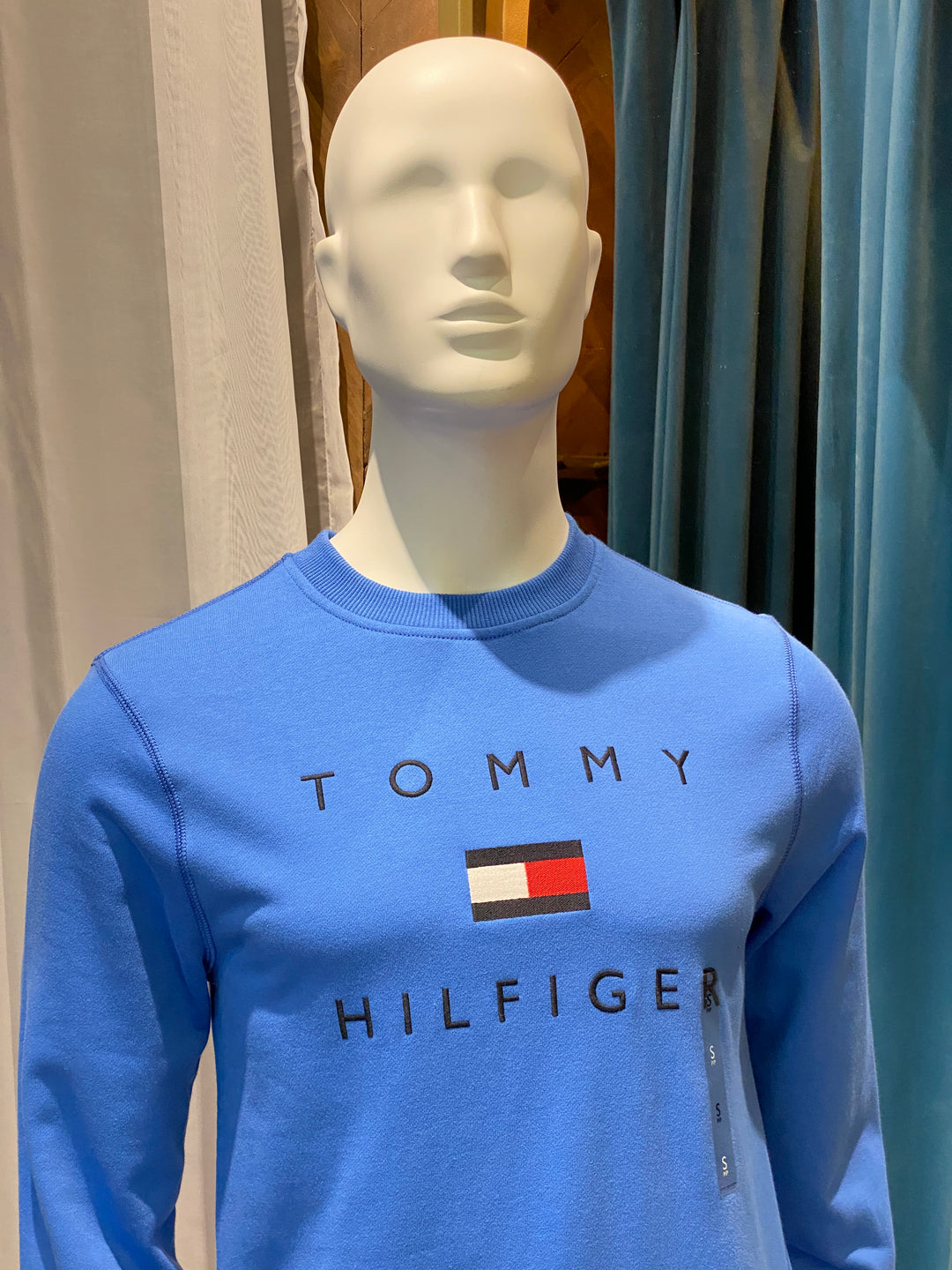 BUZO CLASICO CON LOGO BORDADO  TOMMY HILFIGER