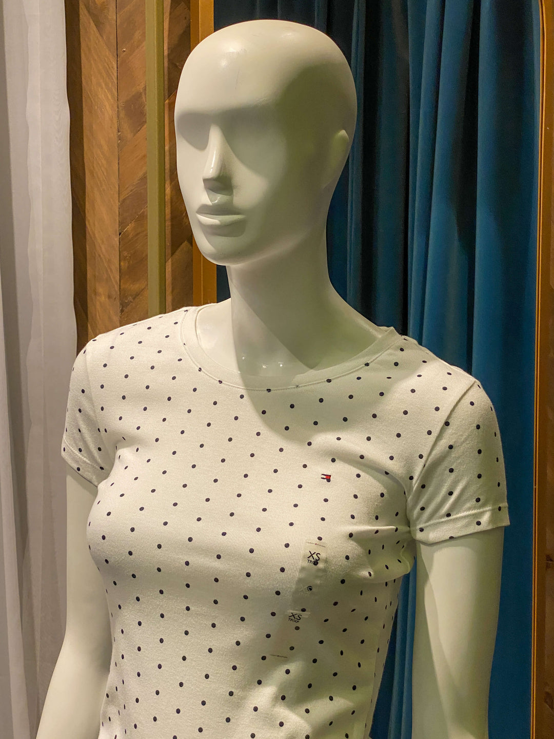 CAMISETA BASICA CON PUNTOS TOMMY HILFIGER