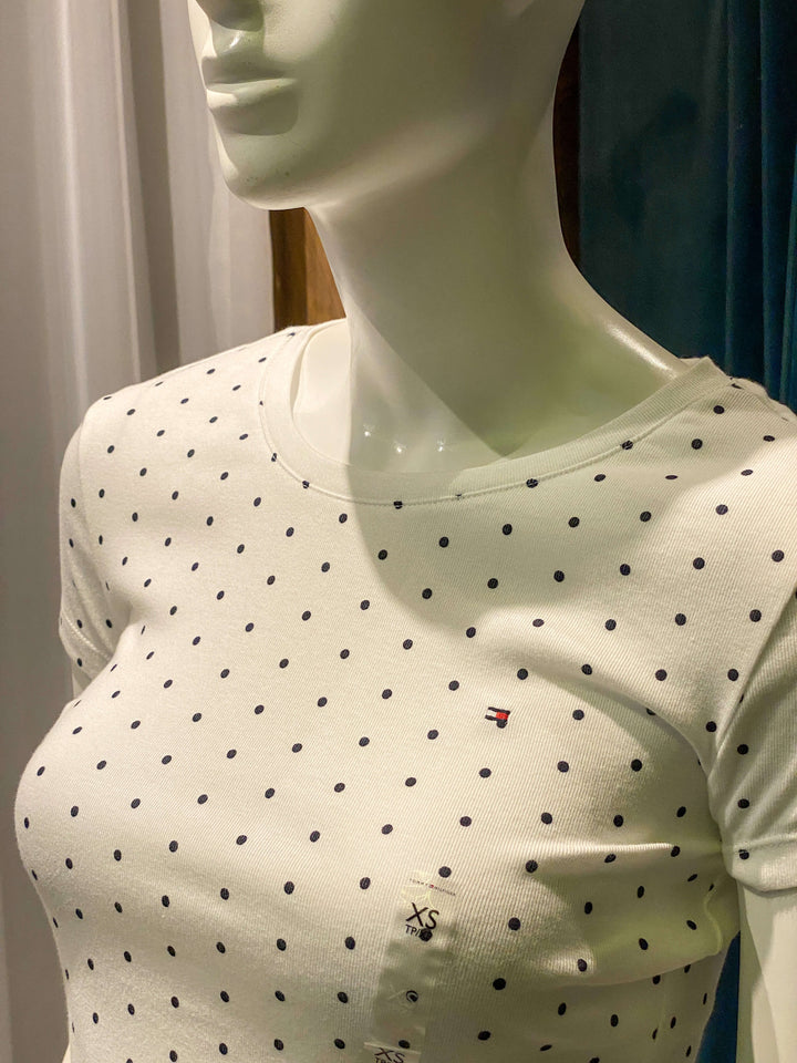 CAMISETA BASICA CON PUNTOS TOMMY HILFIGER